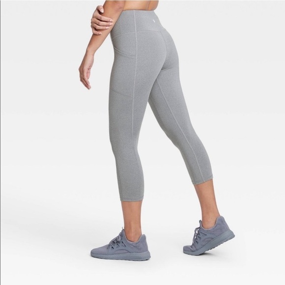 All in motion Sculpted High-Waisted Capri leggings - Picture 2 of 10